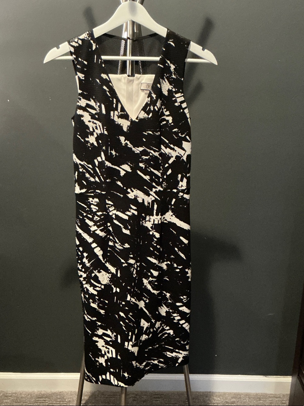 Black & White Print V-Neck Sleeveless Dress